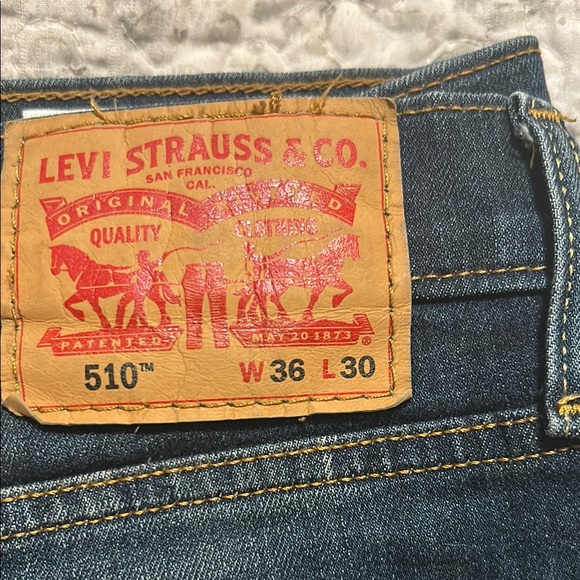 Levi's Blue Relaxed Jeans with Signature Style - Picture 2 of 7